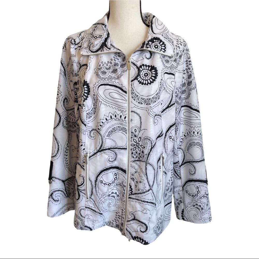 Chico's Zenergy Black and White Front Zip Lightweight Jacket - size 8‎